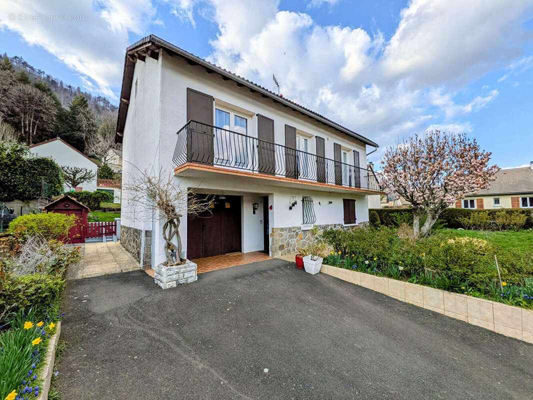 Maison à VIC-SUR-CERE