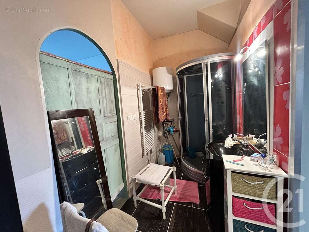 Maison à SAINT-MEDARD-DE-GUIZIERES