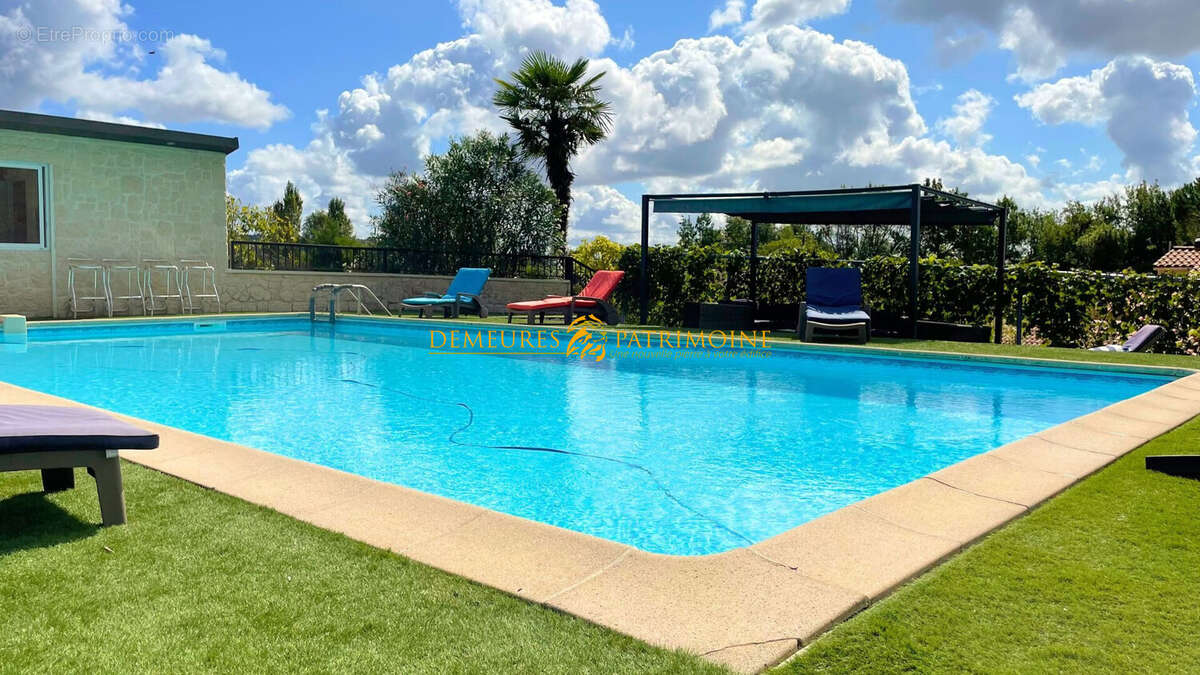 Maison à SAINT-HILAIRE-DE-LUSIGNAN