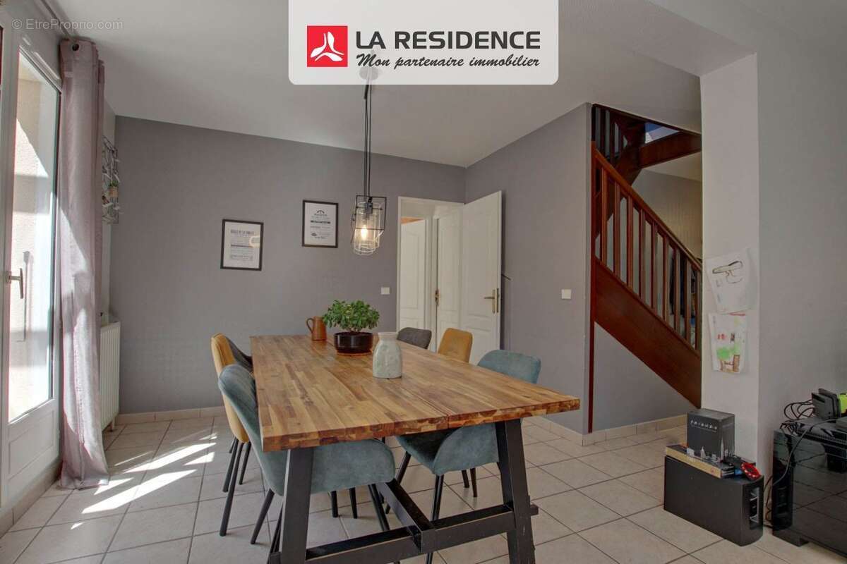 Maison à LE MESNIL-SAINT-DENIS