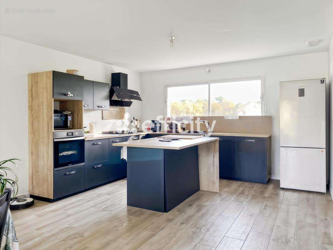 Maison à BUSSAC-FORET