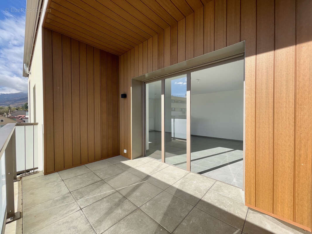 Appartement dernier étage avec trois chambres et deux terrasses - DEUX GARAGES - photo 2