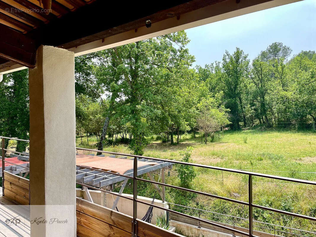Dickjan POPPEMA d'eXP France vous propose une belle maison avec 5 chambres, terrain constructible attenant, idéal famille ou profession libéral - Maison à PIERREVERT