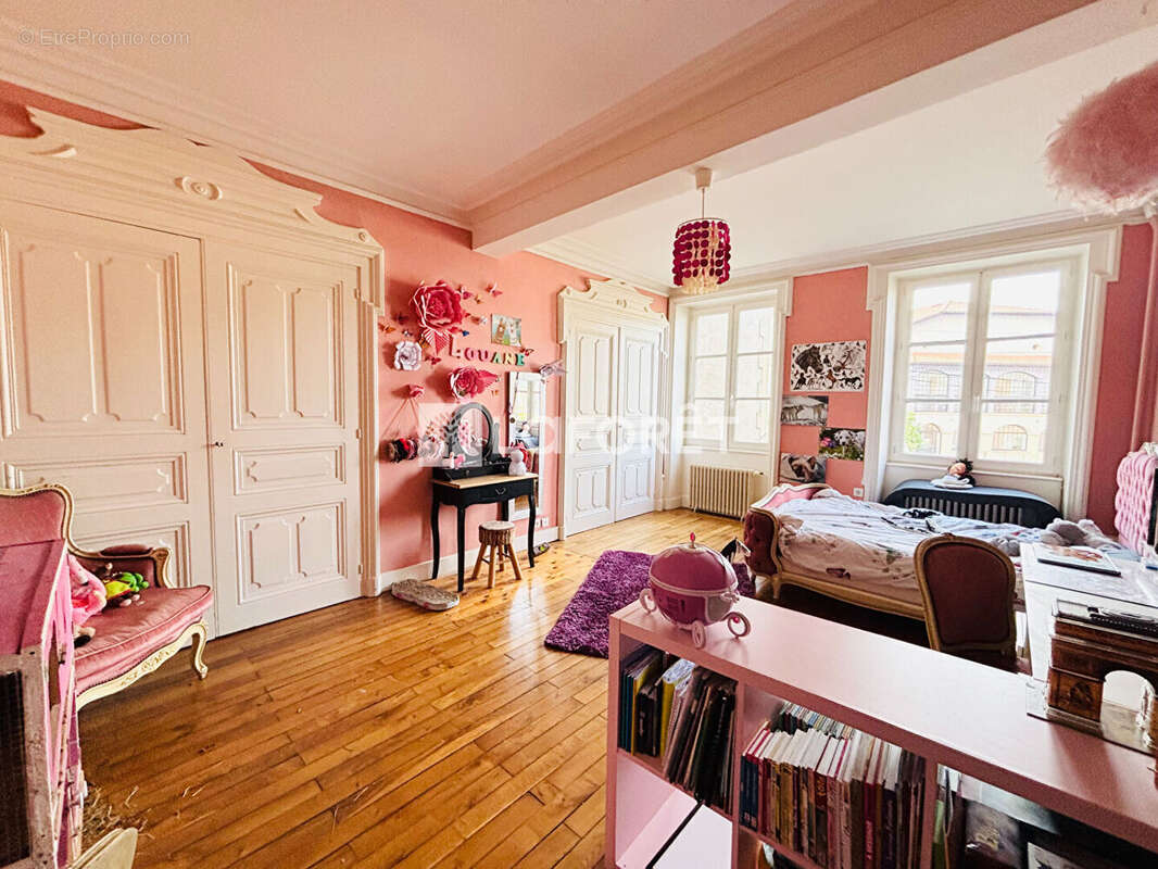 Maison en pierres T7 à Saint-Symphorien-de-Lay - 335 m², jardin 2 100 m² et appartement loué, 349 000 - photo 3