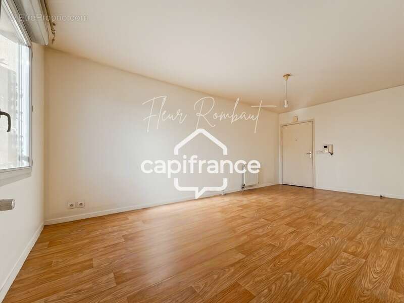 Appartement à LE MESNIL-SAINT-DENIS