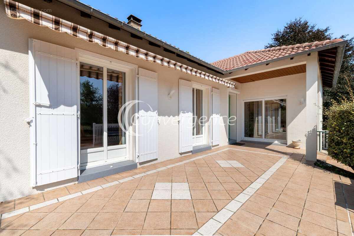 Maison de plain-pied de 105m2 avec garages, jardin et dépendances - photo 3