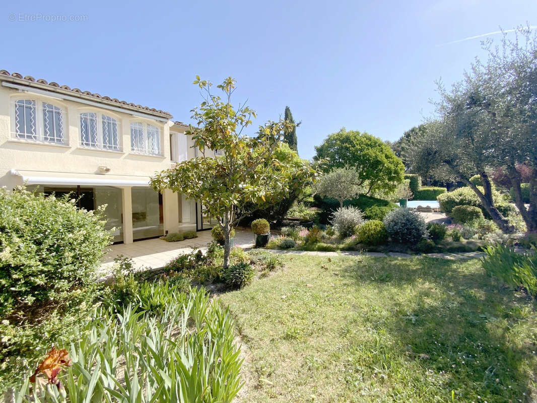Charmante maison avec terrain arboré et piscine  à Uzès. - photo 3