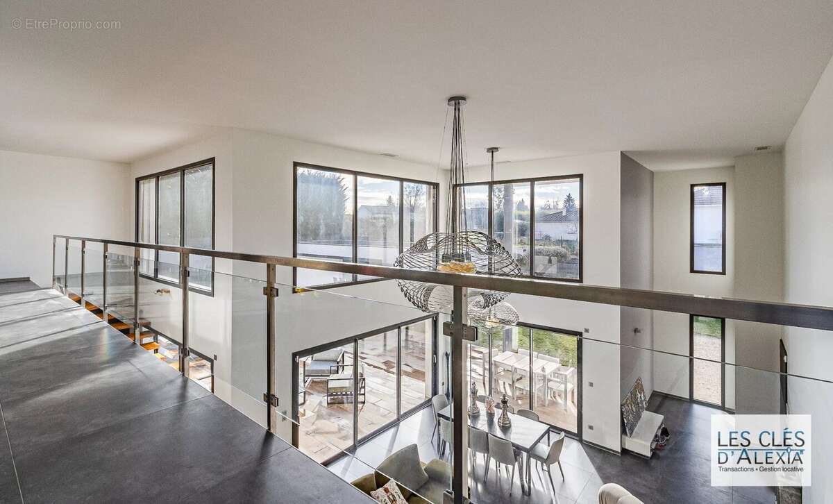 Maison à NEYRON