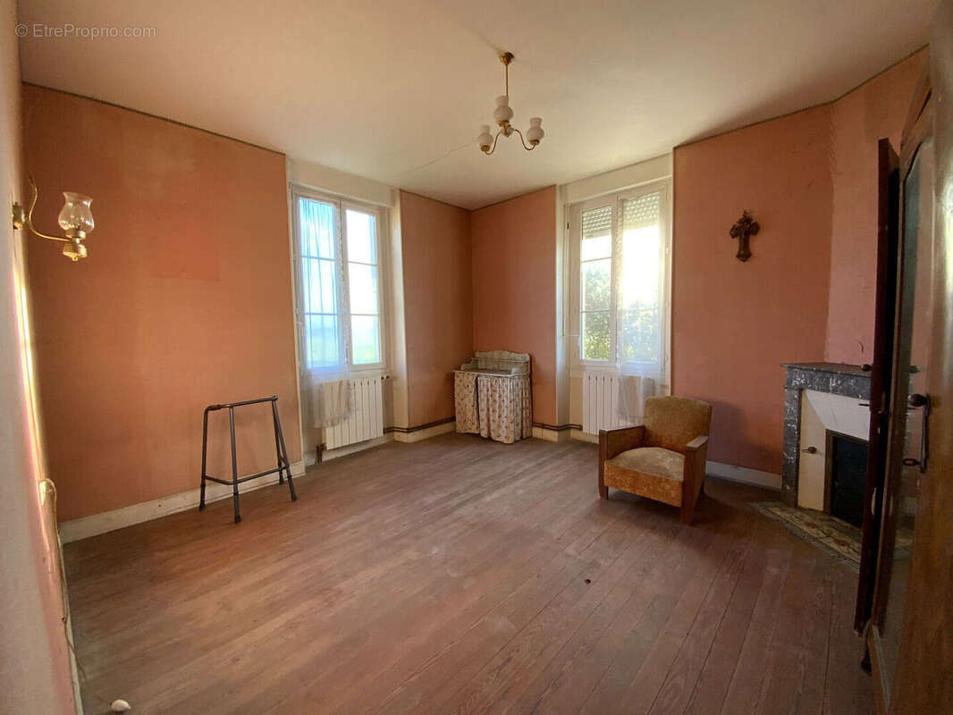 Maison à NIEUL-LE-VIROUIL