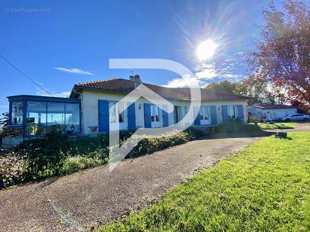 Maison à SAINT-SULPICE-DE-ROUMAGNAC