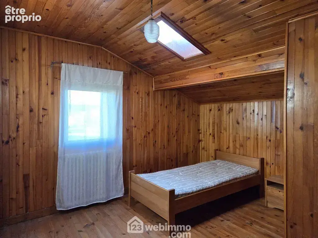 Au premier étage, on retrouve 2 chambres dont une mansardée et des combles aménageables.