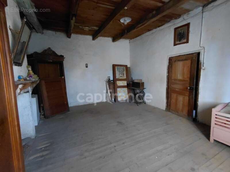 Maison de Maître du XVIIIe siècle avec dépendances et terrain de plus de 3 hectares – Puycapel (15) - photo 18