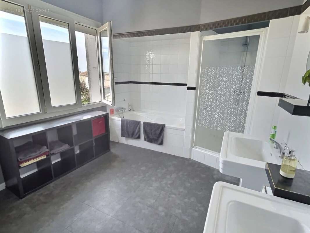 IMMEUBLE avec 3 appartements, une terrasse et un grand garag - photo 3