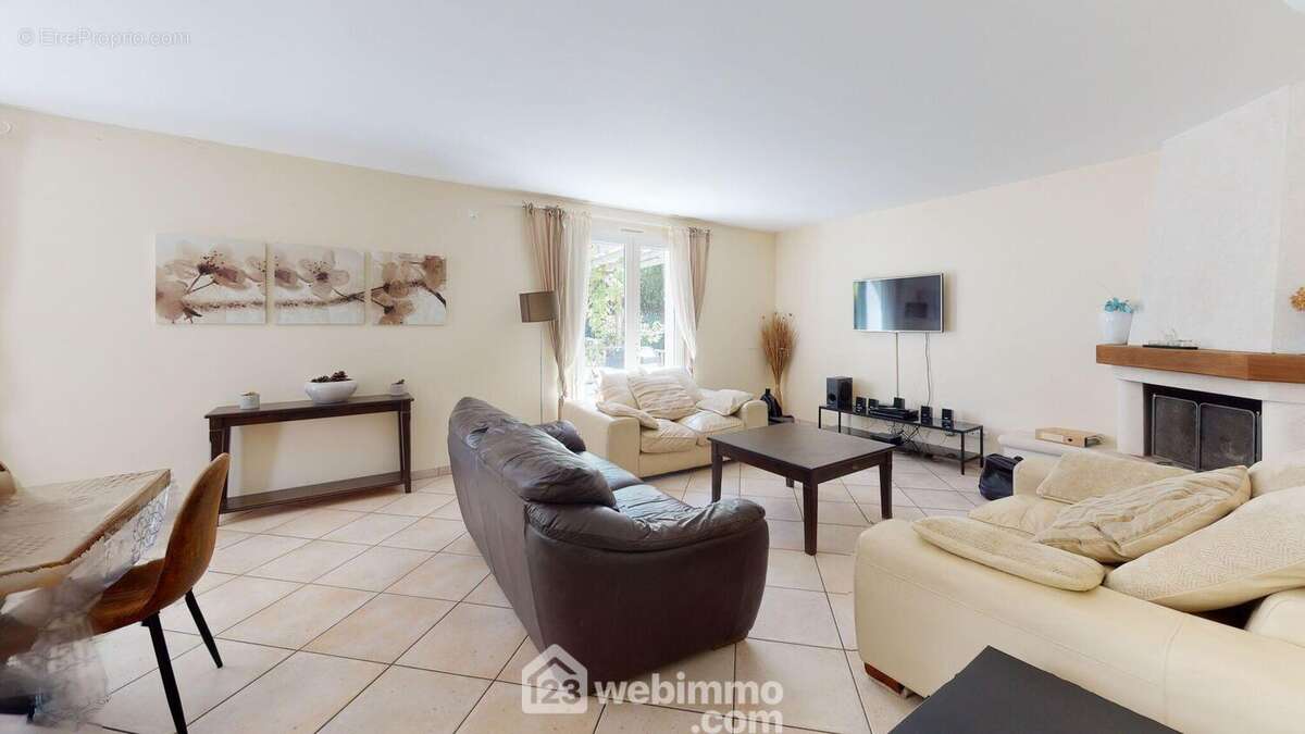 Salon, avec un belle espace de vie lumineux. - Maison à JARD-SUR-MER