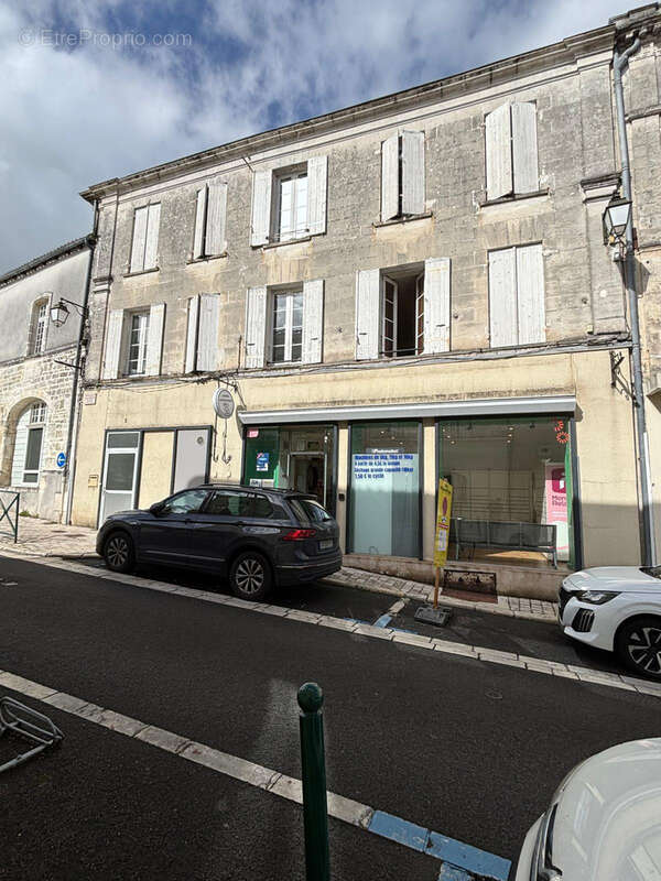 Appartement à BARBEZIEUX-SAINT-HILAIRE