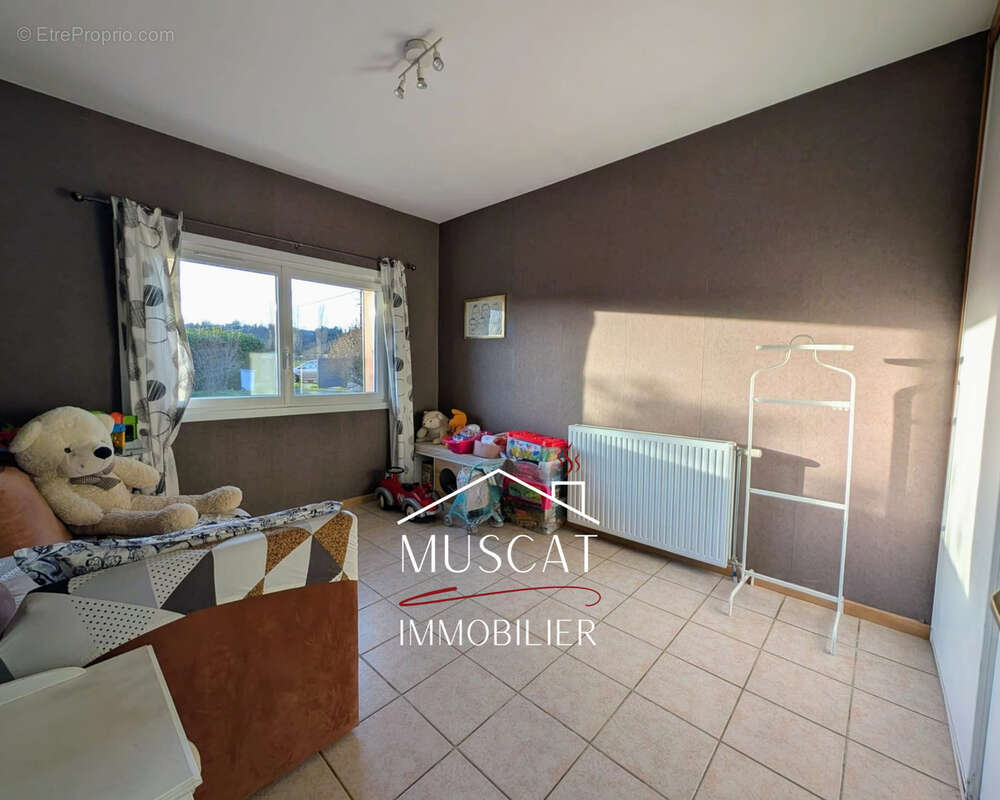 GRENAY - Maison plain-pied - double garage - terrasse - jardin - photo 8