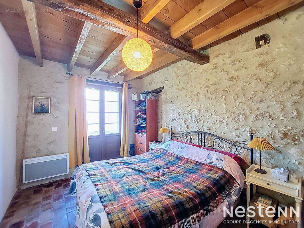 A Vendre Maison en pierre rénovée de cinq pièces sur propriété de plus de 2.4 hectares - photo 10