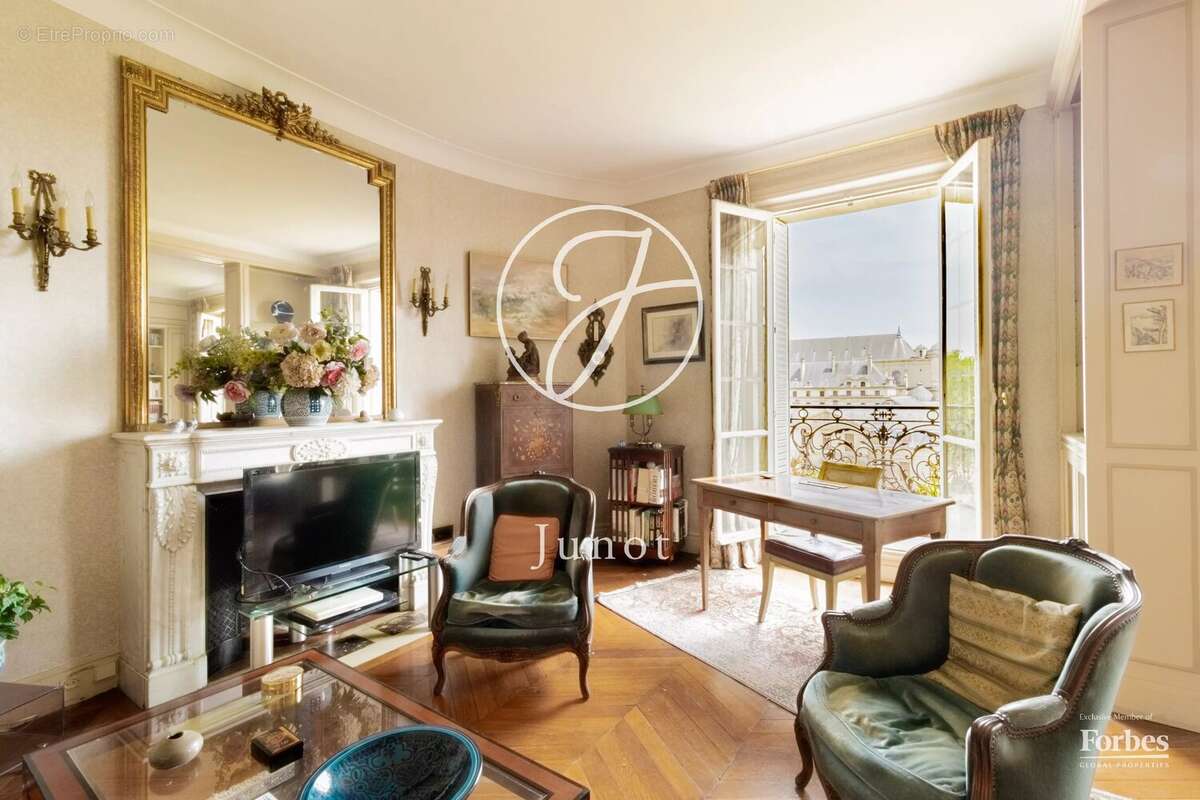 Paris 7e - HÔTEL DES INVALIDES - Appartement - 64,90m² Carrez - 65,76m² au sol - 1 chambre - Balcon - Vue dégagée sur le dôme de - photo 3