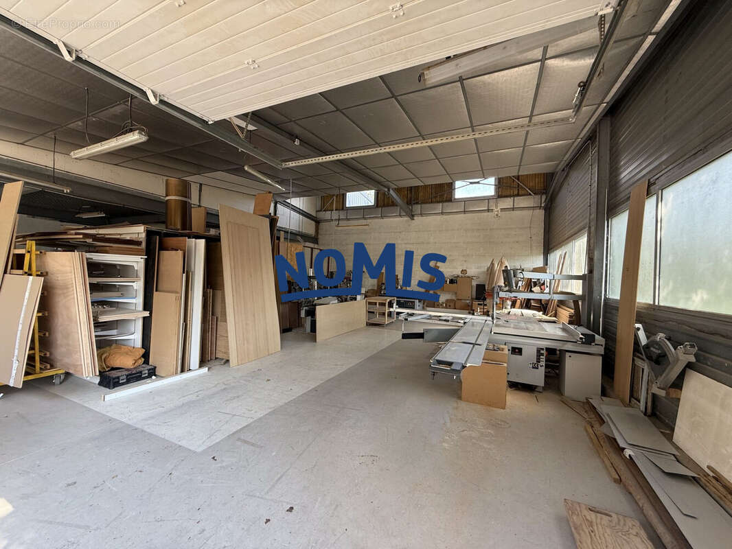 Commerce 850 m² à Haute-Goulaine  - photo 3