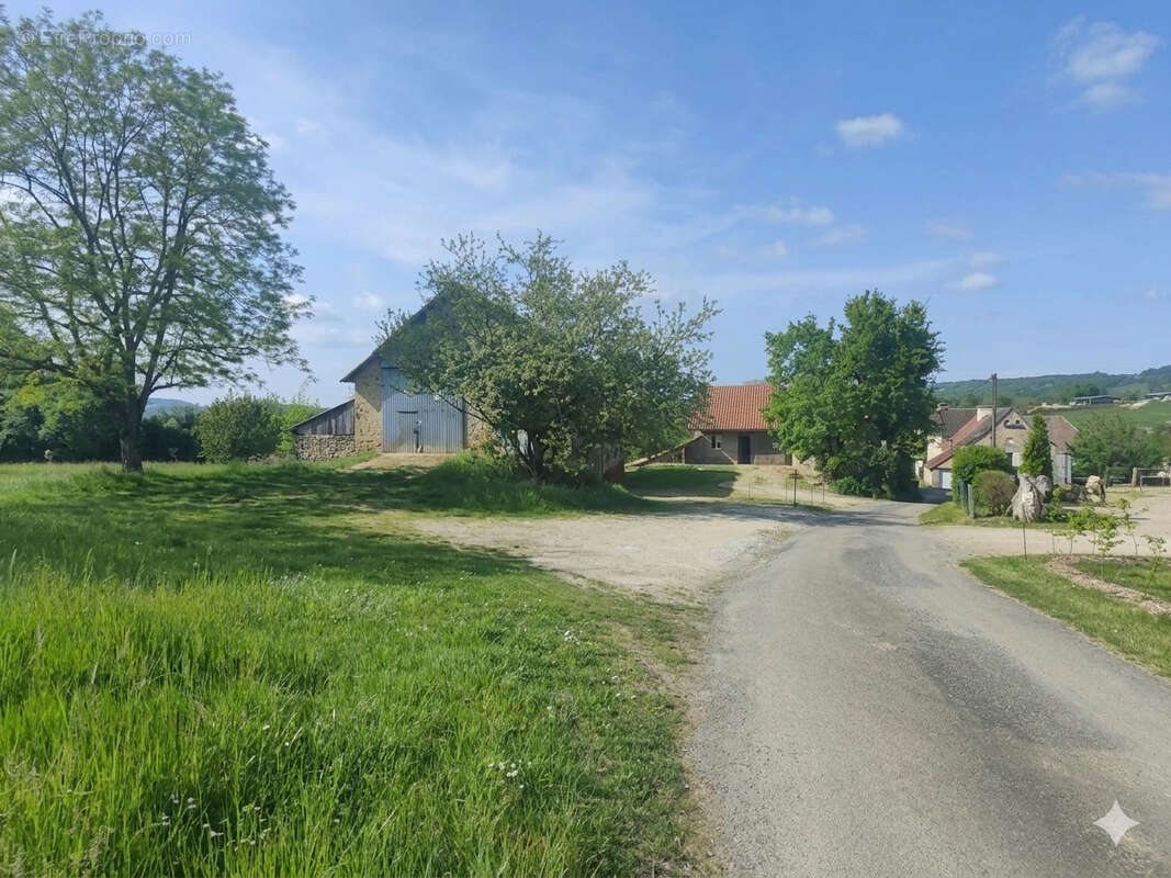 Grange en pierre de 360 m² à rénover ! - photo 4