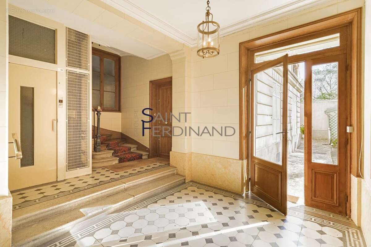 Appartement à PARIS-16E
