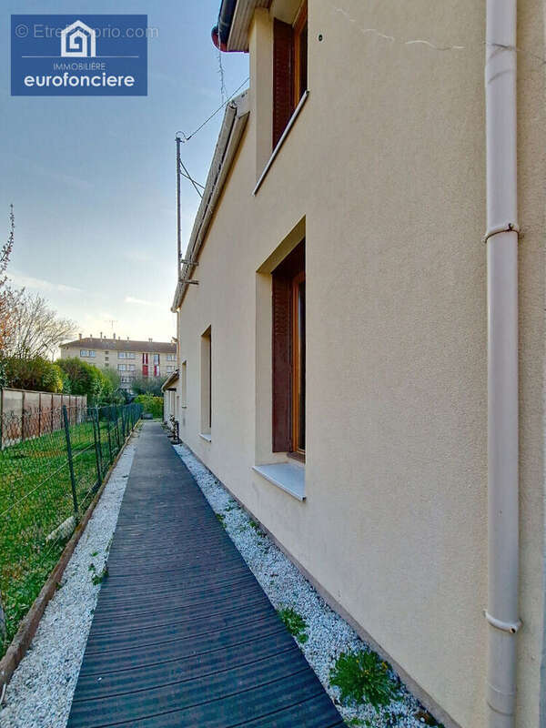 Maison à LA CHAPELLE-SAINT-LUC