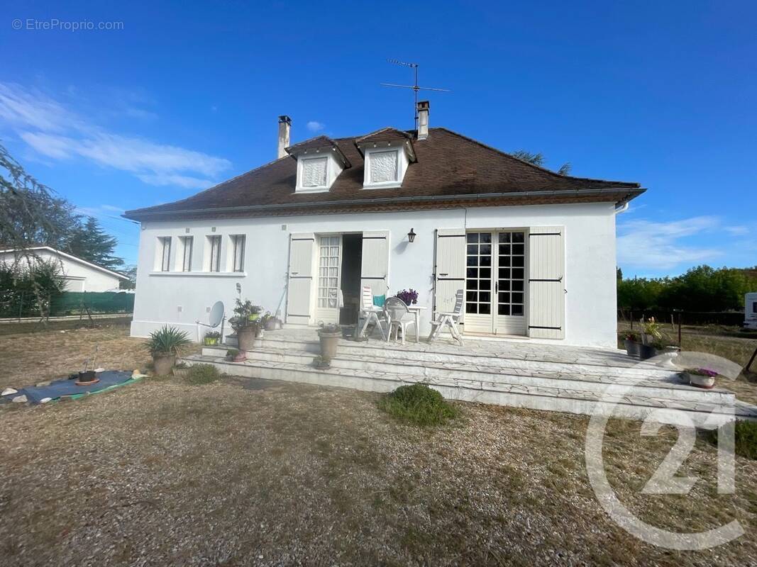 Maison à SAINT-MEDARD-DE-GUIZIERES