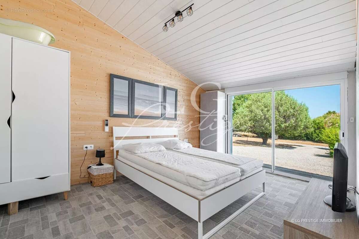 Villa de plain-pied avec piscine avec 5 000 m² de terrain - photo 8