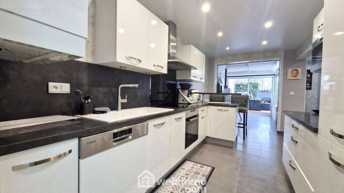 La cuisine moderne de 12 m² - Maison à LAON