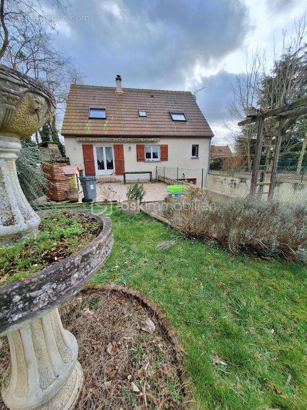 Maison à SAINT-DENIS-DE-L'HOTEL