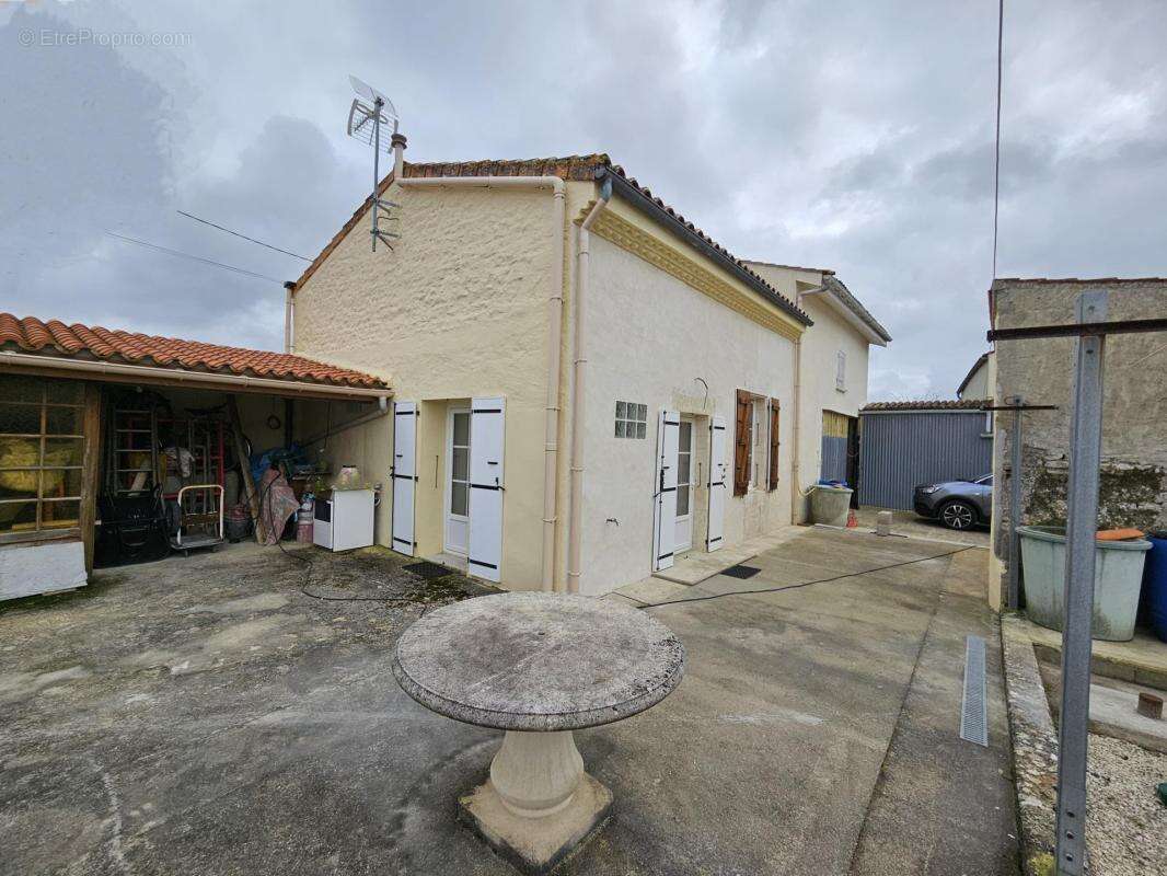 Maison à SAINT-JEAN-D'ANGELY