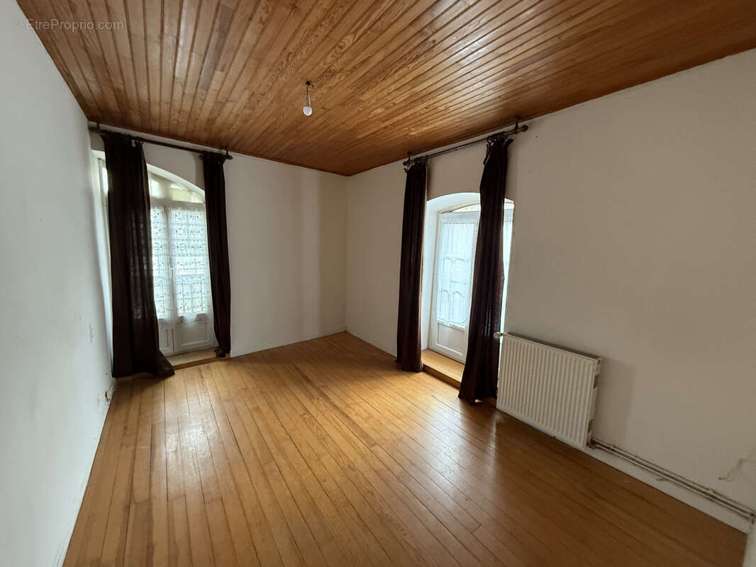 Maison à SAINT-JULIEN-CHAPTEUIL