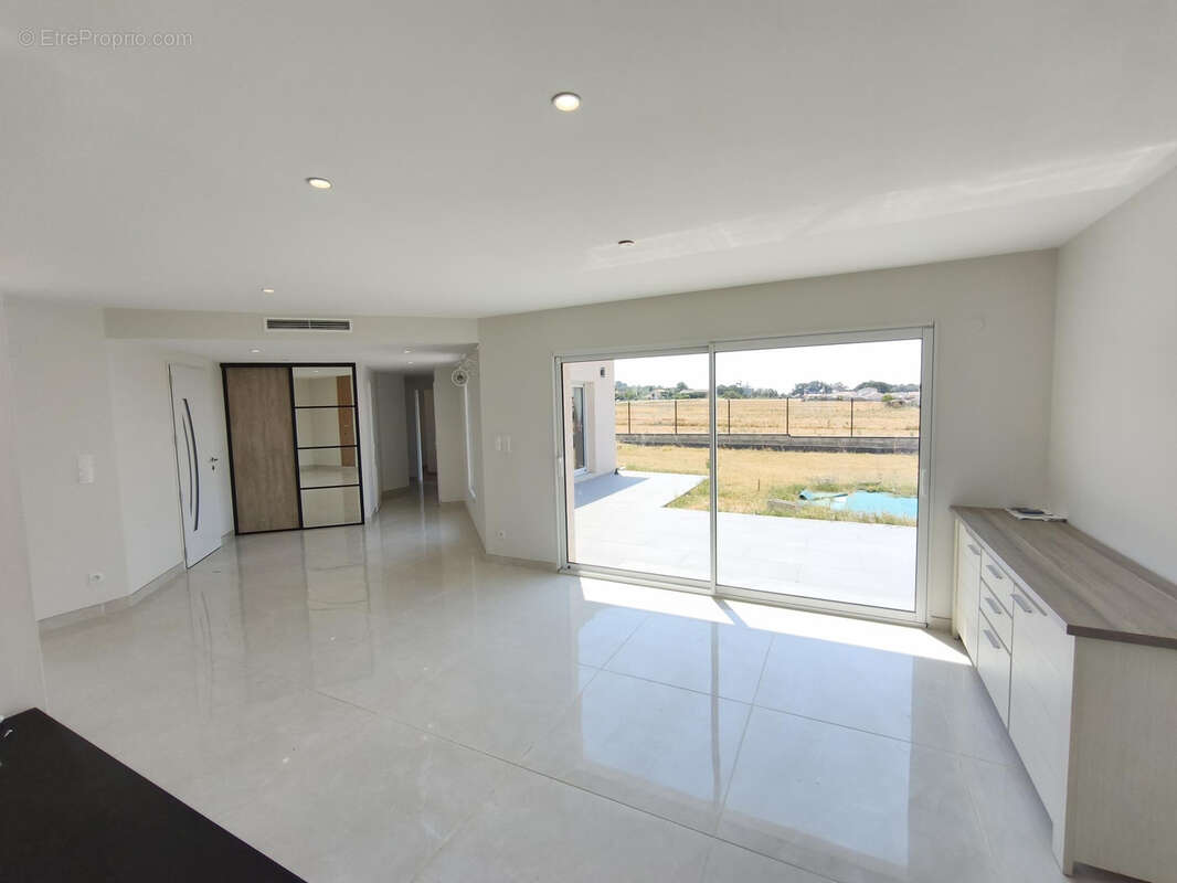 Maison récente T4 de 110 m2 de plain-pied avec terrasse et terrain clôturé - photo 5