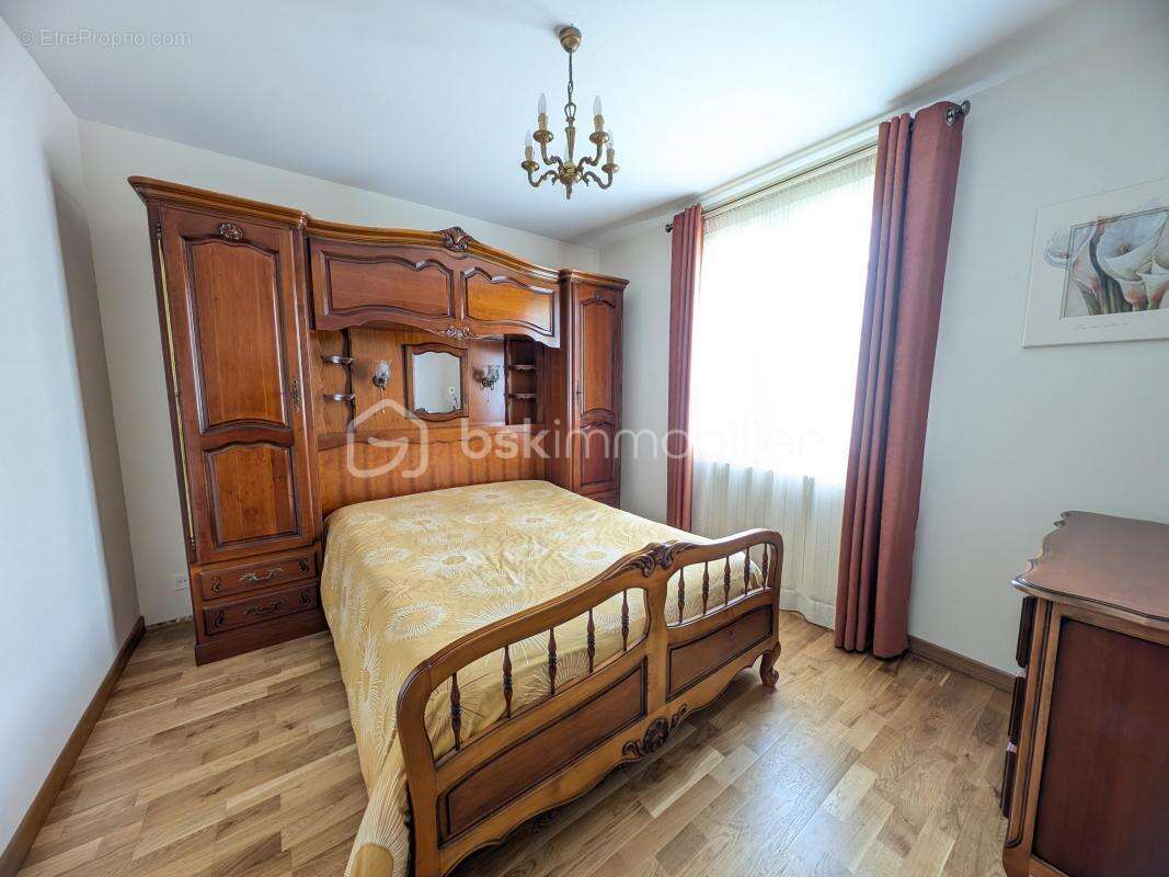 À Liffré, dans un quartier très recherché, venez découvrir cette jolie maison familiale pleine de charme et de potentiel ! - photo 5