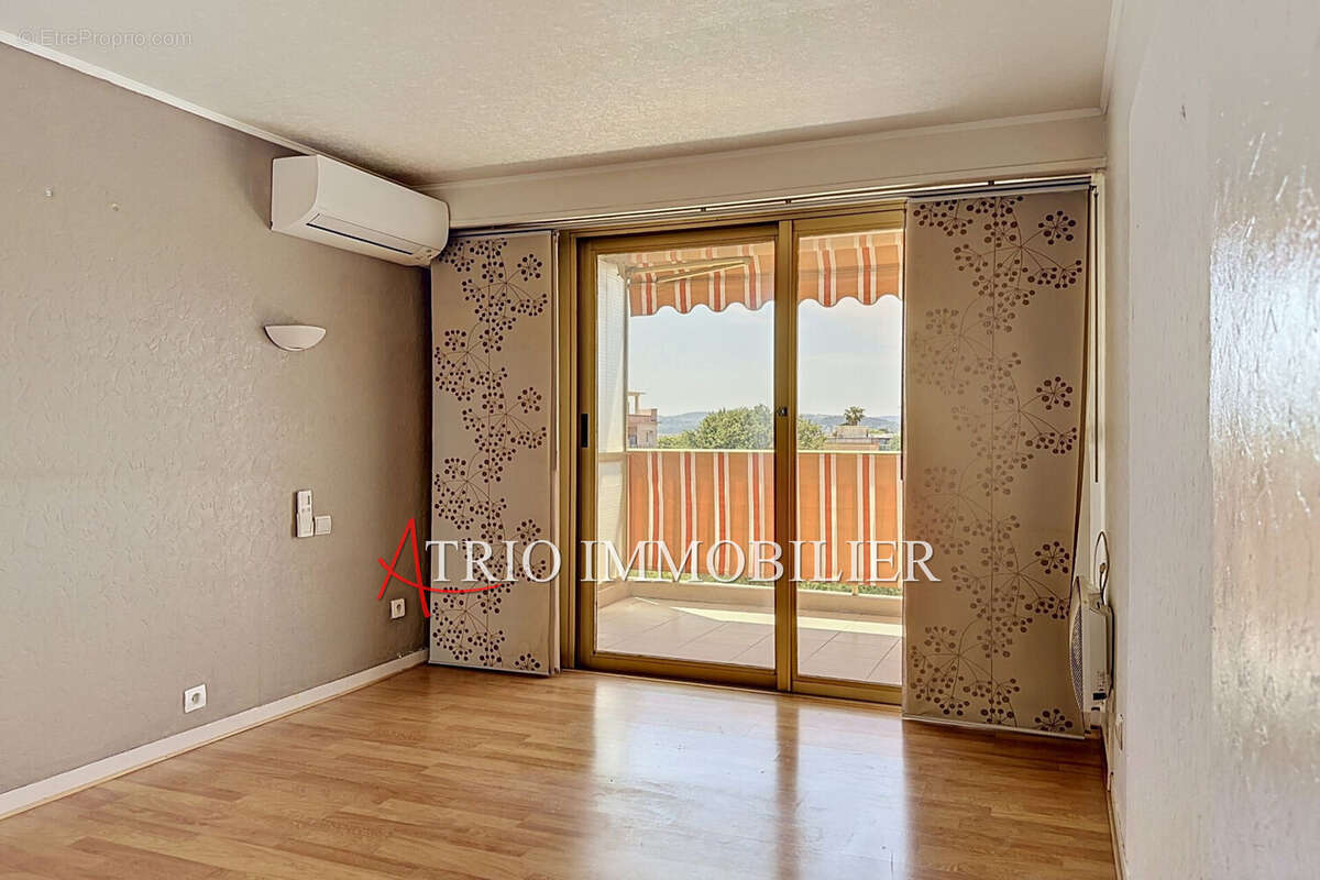 Appartement à SAINT-LAURENT-DU-VAR