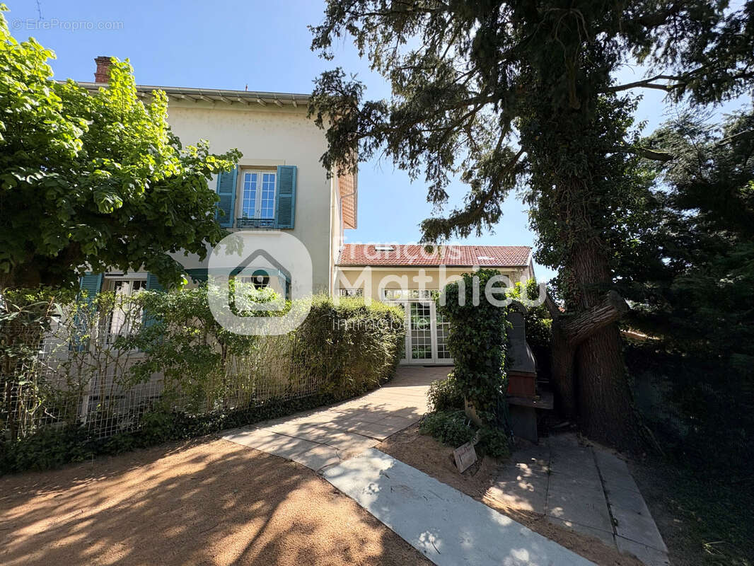 Villars les Dombes : Maison rénovée avec cachet - 222m2 hab + dépendances et cave - 517m2 de terrain - photo 3