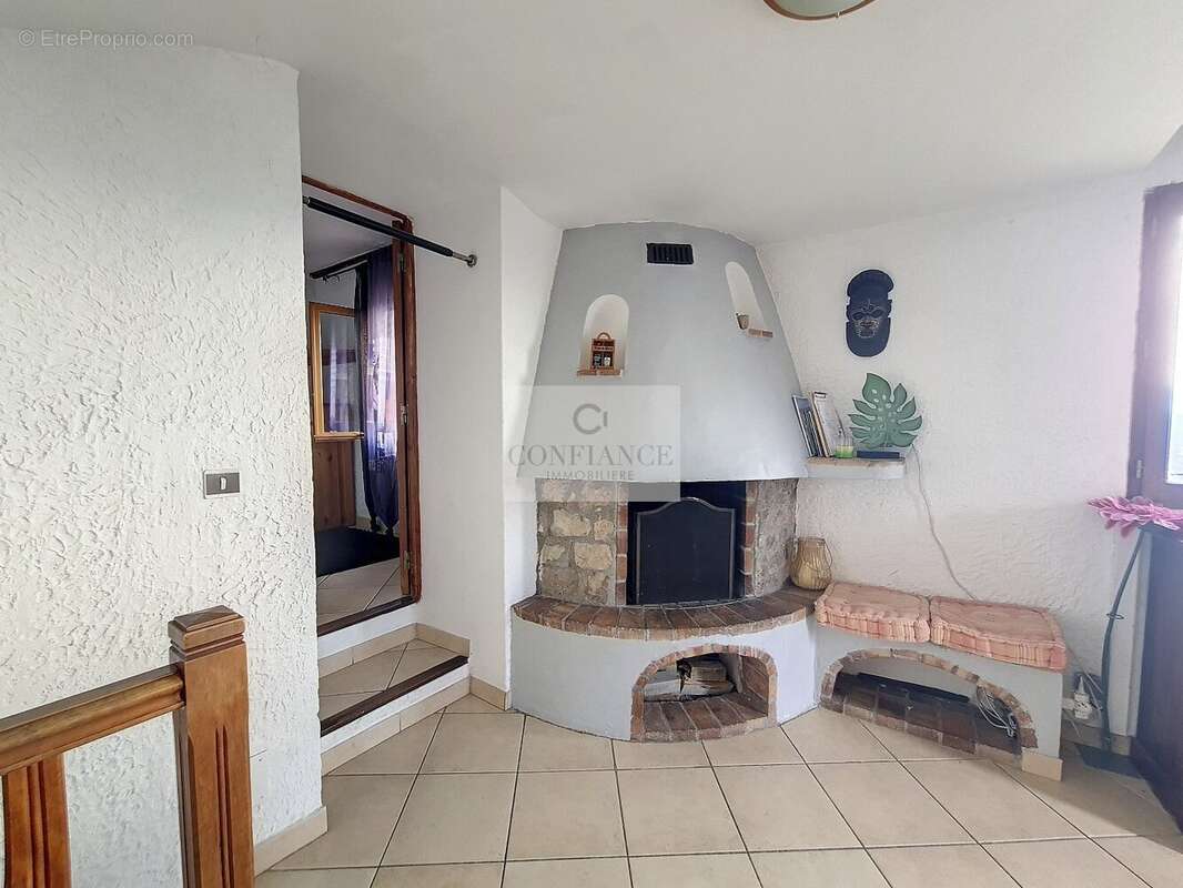 Appartement à CHATEAUNEUF-VILLEVIEILLE