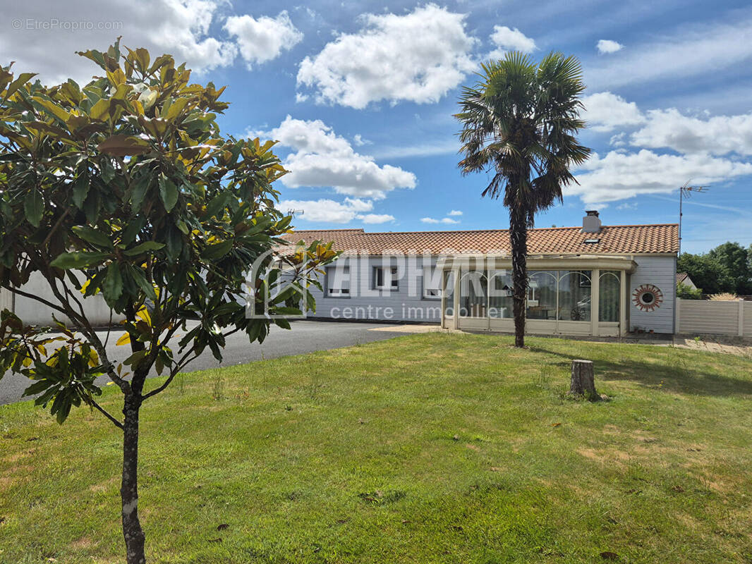 Maison à LA CHAIZE-LE-VICOMTE