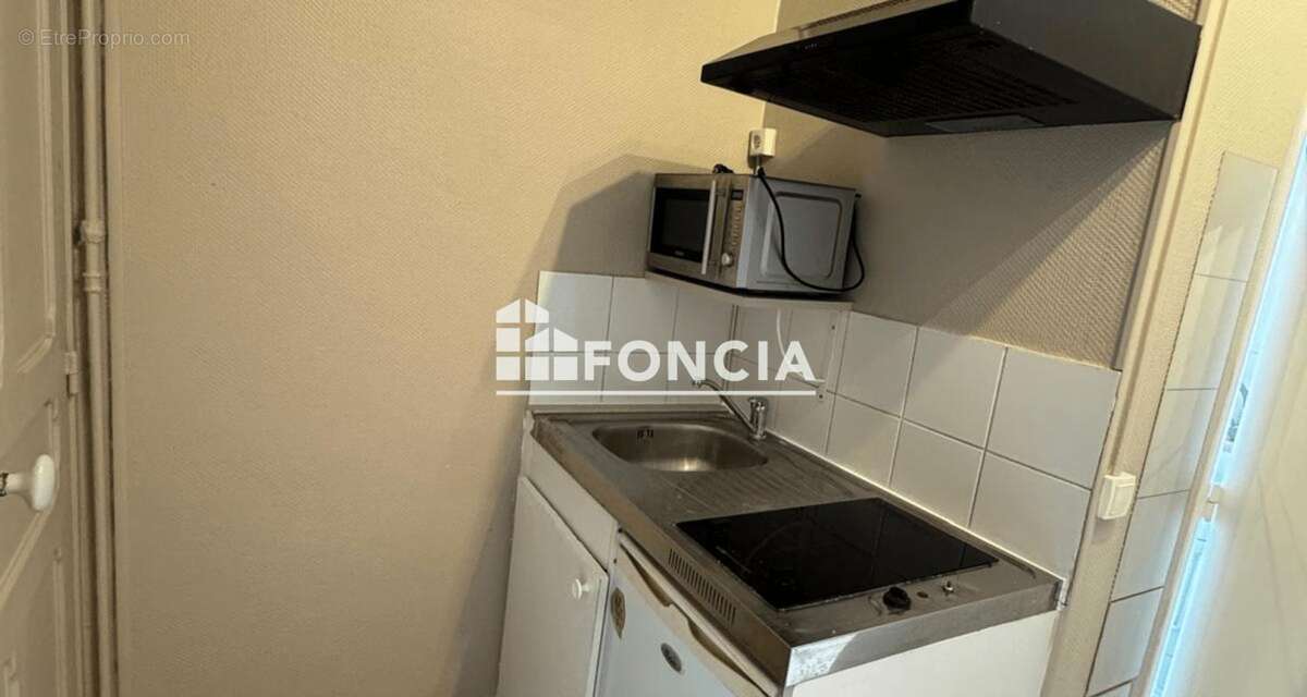 Exclusivité INVESTISSEMENT  – Studette de 8,75 m² rénovée au dernier étage avec ascenseur et vue sur les toits de Paris - photo 3