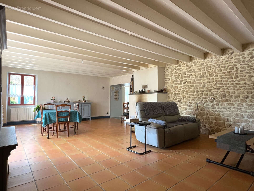 Maison à MONTAMISE