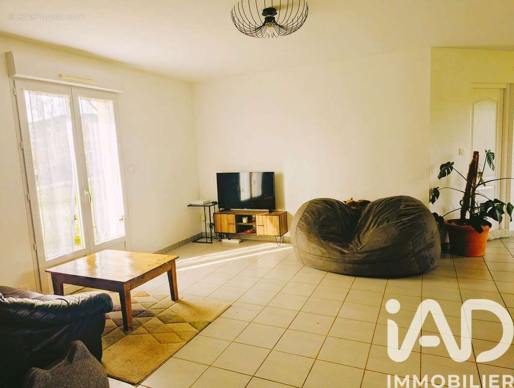 Photo 2 - Maison à LA JONCHERE-SAINT-MAURICE