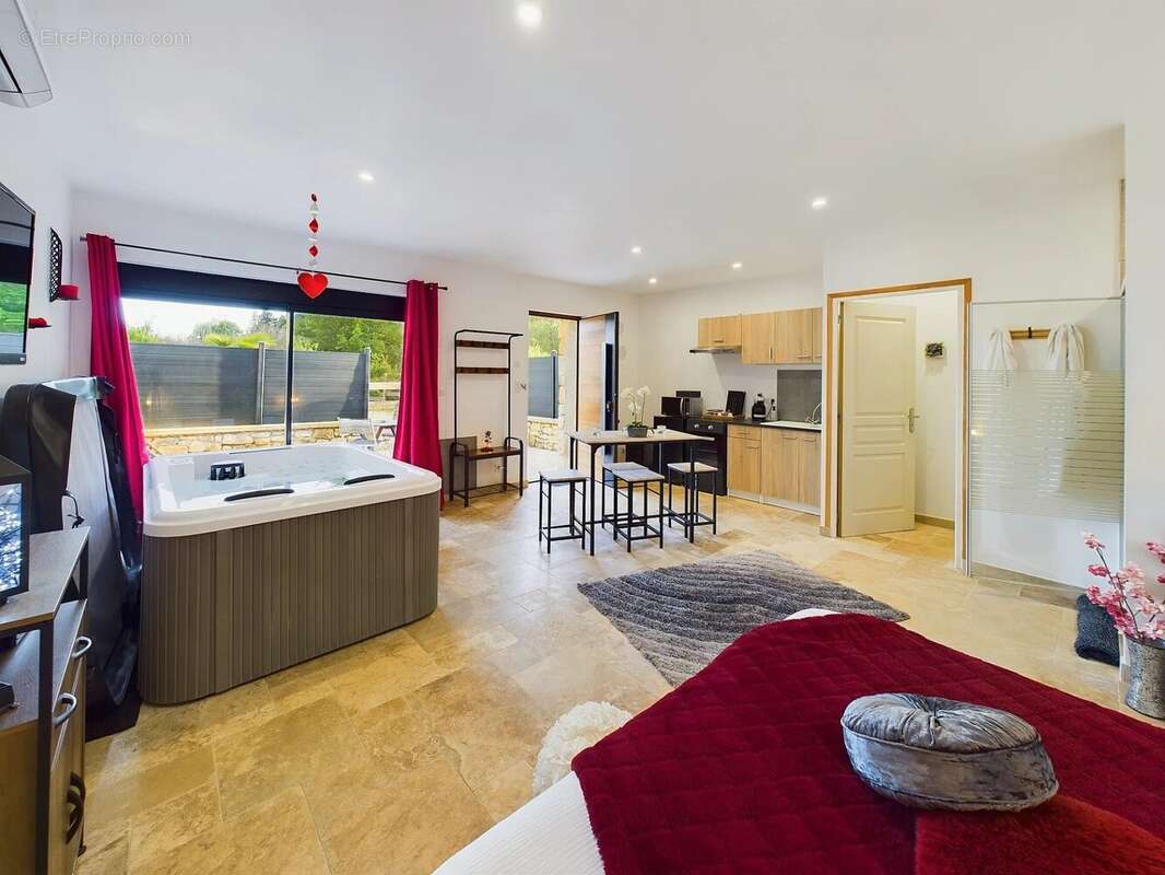 Superbe rénovation pour cette maison en pierre avec potentiel de revenus près de Beynac - photo 15