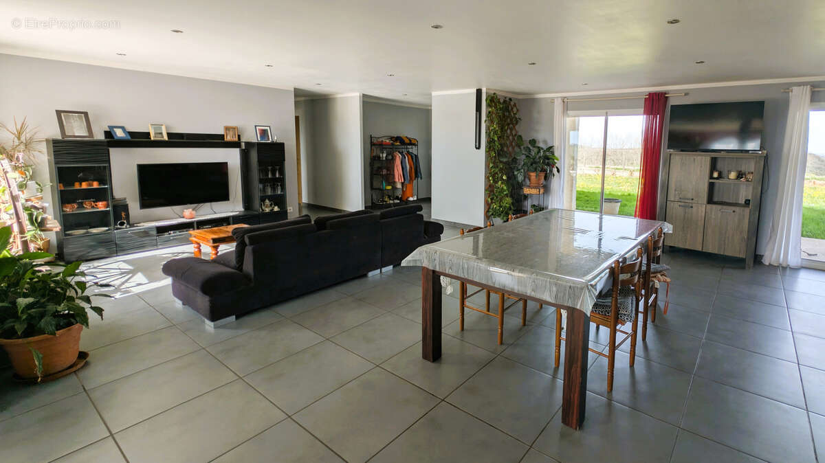 Maison à MAYRINHAC-LENTOUR