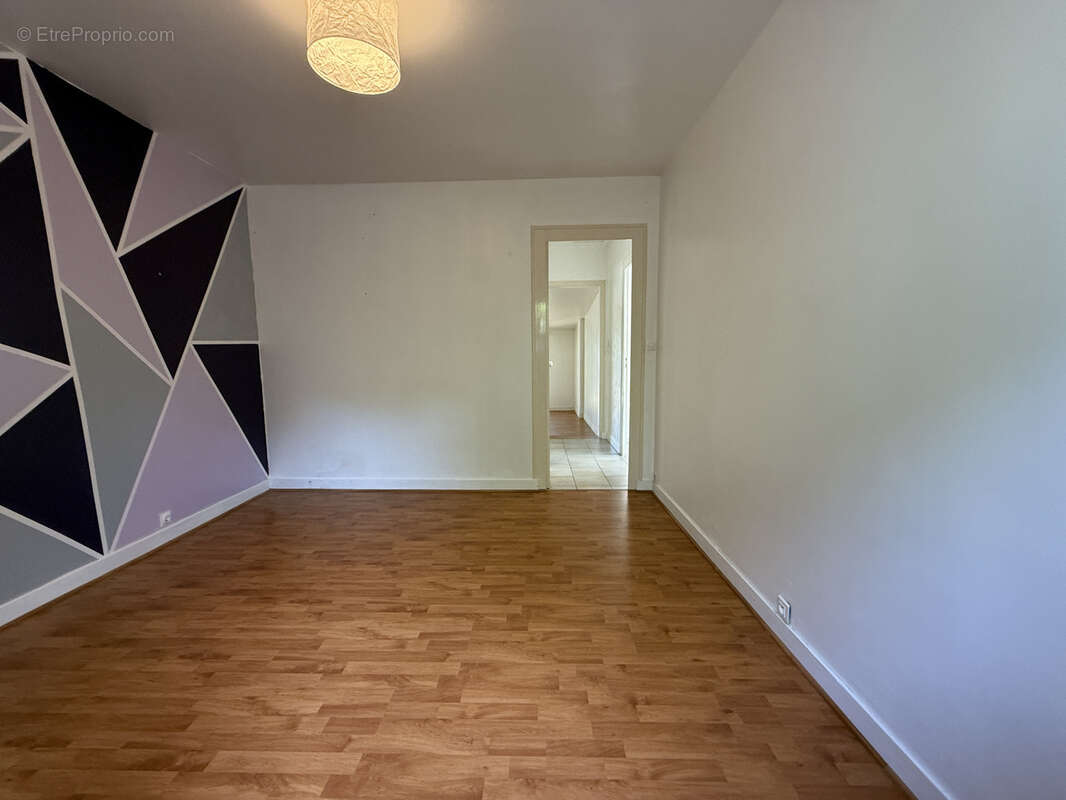 Maison à SAINT-MEDARD-DE-GUIZIERES