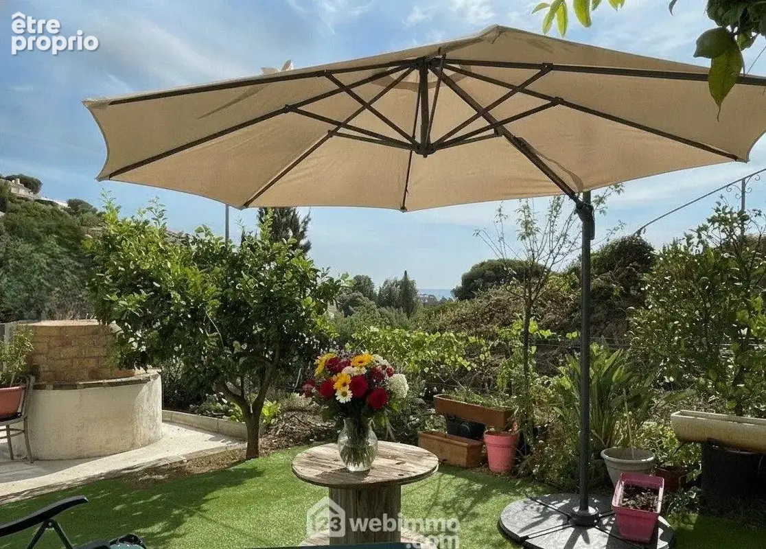 Terrasse ombragée pour profiter des beaux jours.