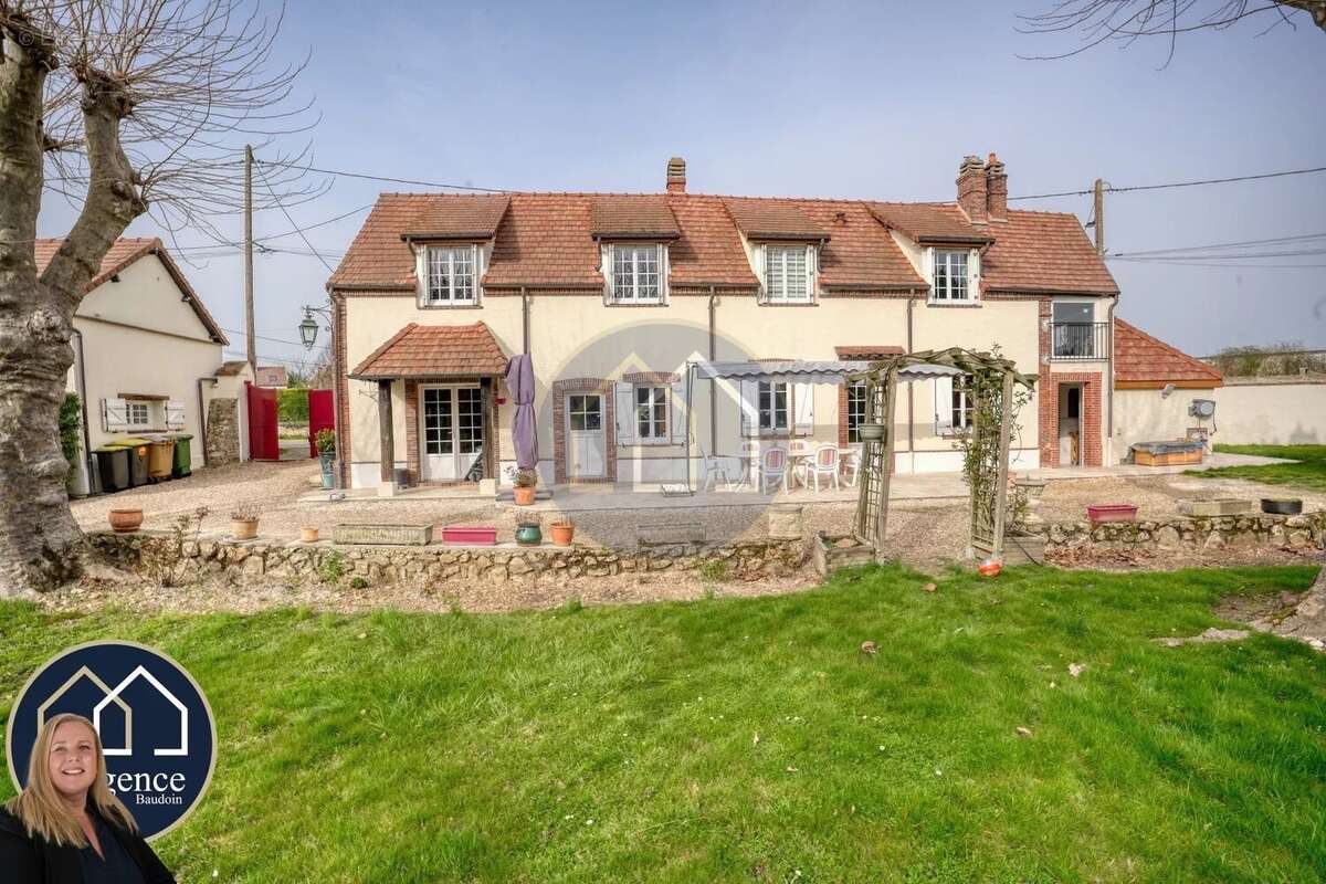 Maison à MARVILLE-MOUTIERS-BRULE