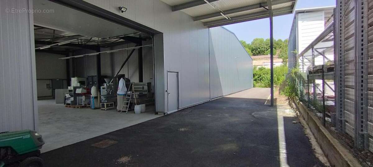 Commerce 810 m² à Saint-Donat-Sur-L'herbasse  - photo 9