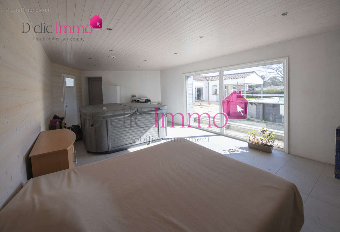 SAINT HILAIRE DE RIEZ   165 m2 habitables   4 chambres   2 garages (54 m2 et 48 m2)   Pièce SPA 32 m2   Jardin - photo 7
