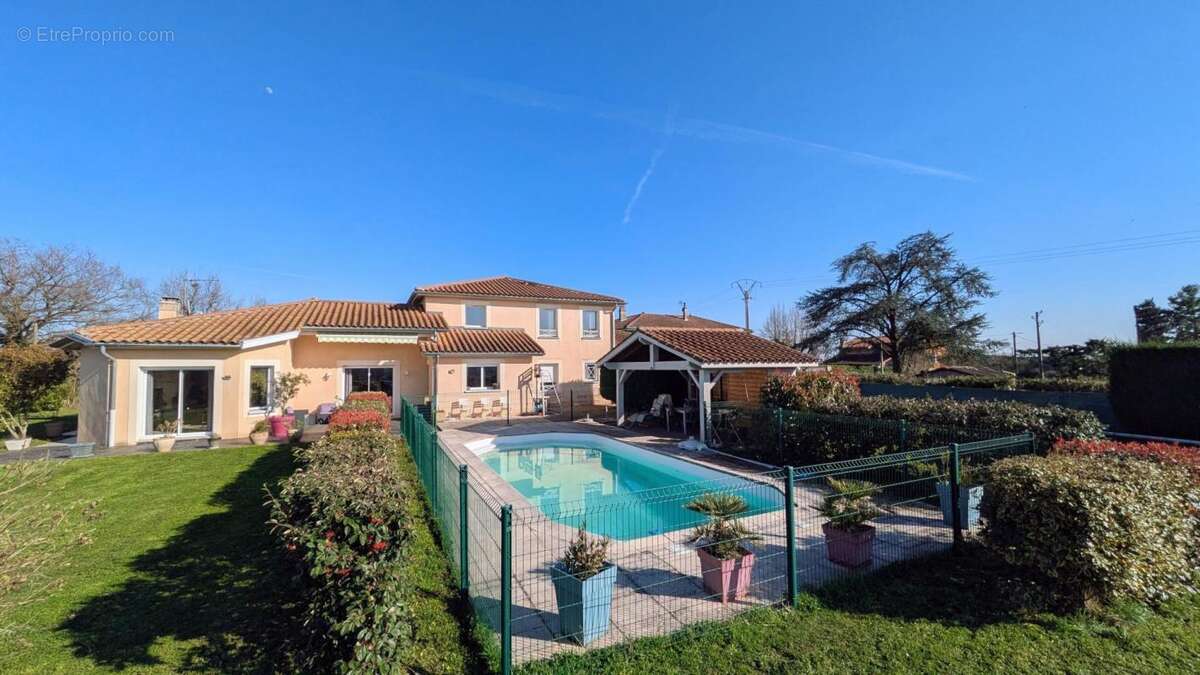 Villa familiale de 212m² - vue Monts du Lyonnais - calme absolu - piscine - grand terrain - photo 5