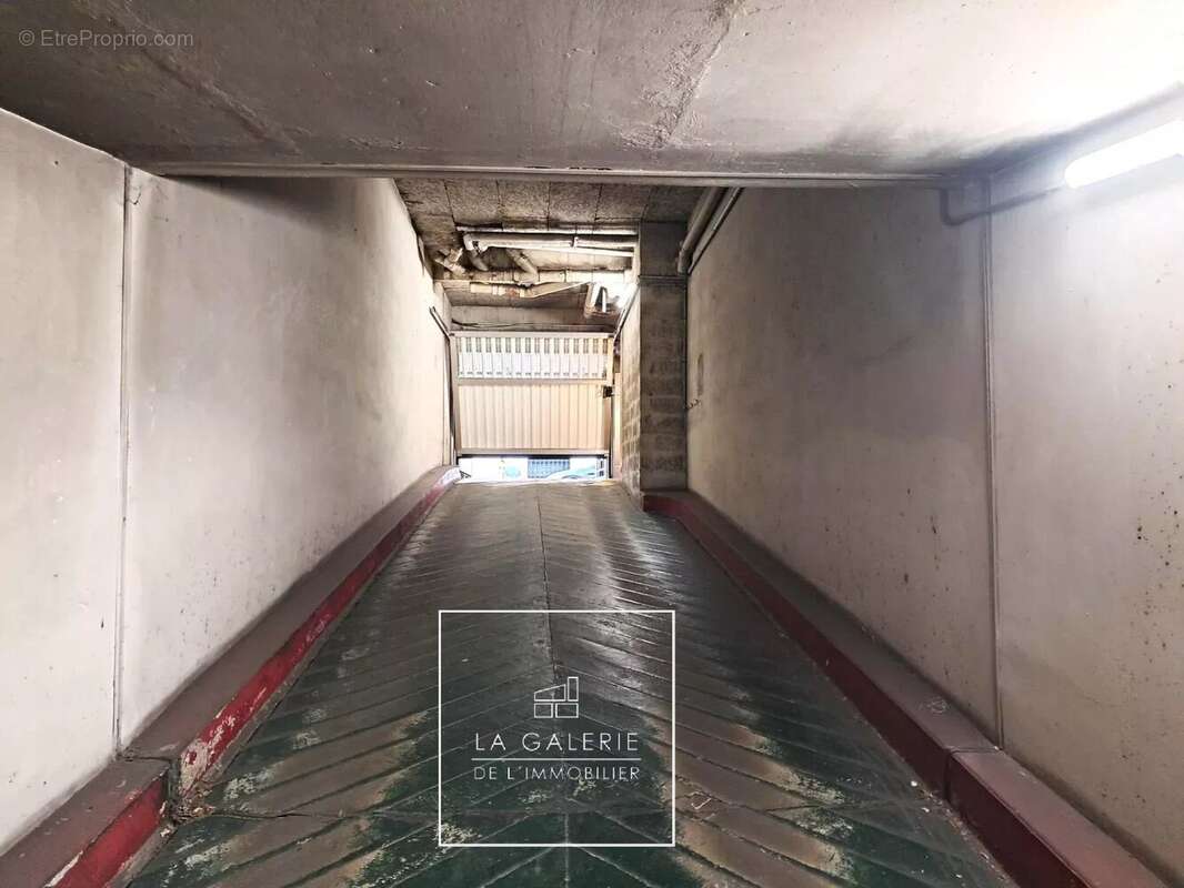 Parking à PARIS-16E